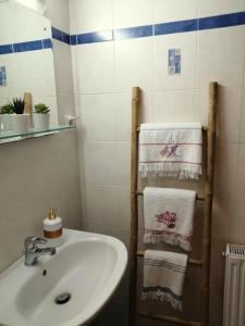 y baño con lavamanos y toallero. en Central Charming Apartment, en Tripolis