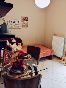 sala de estar con mesa y cama en Central Charming Apartment, en Tripolis