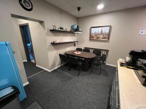 Virtuvė arba virtuvėlė apgyvendinimo įstaigoje Allure Rooms & Coffee