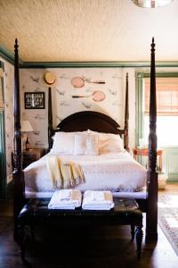 a bedroom with a large bed with a wooden headboard at Fox & Bear Lodge in Glenwood