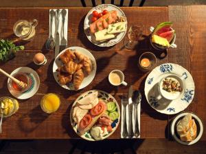 una mesa de madera con platos de comida. en Townhouse Apartments Maastricht, en Maastricht