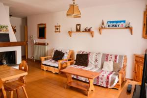 un soggiorno con divano e tavolo di CASA GILDA Val di Fiemme - Dolomiti a Cavalese