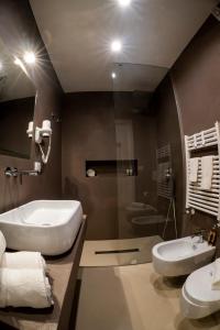 a bathroom with a sink and a tub and a toilet at B&B Murex in Bari