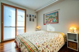 Postel nebo postele na pokoji v ubytování CaseOspitali - Casa Di Bibi, colorato ed elegante bilocale vicino al Naviglio Martesana per 4