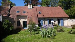 una casa con un jardín delante de ella en Chez Célestine, en Souvigny