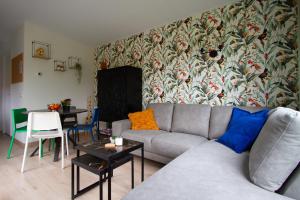 sala de estar con sofá y mesa en Oengs Huus, en Heinkensand