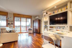 TV a/nebo společenská místnost v ubytování CaseOspitali - Casa Di Bibi, colorato ed elegante bilocale vicino al Naviglio Martesana per 4