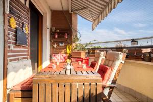 un balcone con tavolo e sedie da patio di Casa di Bibi colorato elegante bilo vicino al Naviglio Martesana per 4 a Vimodrone