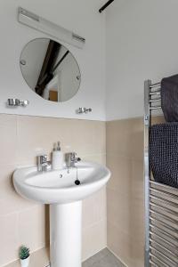 埃克塞特的住宿－The Old Cooperage by Staytor Accommodation，浴室设有白色水槽和镜子