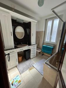 une salle de bain avec un lavabo et un miroir dans l'établissement Bed and breakfast chez l'habitant, à Marseille