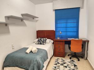 Un pat sau paturi într-o cameră la Céntrico Apartamento Jardines de Vallellano