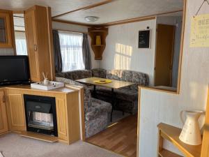 TV a/nebo společenská místnost v ubytování the Samanda Van Newport caravan park