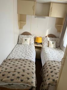 Tempat tidur dalam kamar di the Samanda Van Newport caravan park