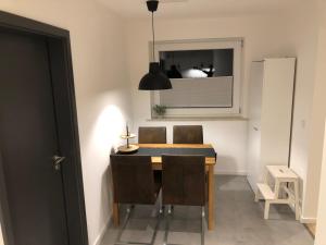 A cozinha ou kitchenette de Ferienwohnung "Apartment Paul" Eppelborn - Stilvolles Apartment mit Terrasse, Parkplatz & zentrale Lage
