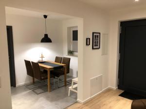 Uma área de estar em Ferienwohnung "Apartment Paul" Eppelborn - Stilvolles Apartment mit Terrasse, Parkplatz & zentrale Lage