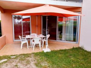 Patio alebo iná vonkajšia časť ubytovania CAPAO Joli T2 cabine piscine proche mer plage Richelieu Cap d'Agde