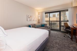 Postel nebo postele na pokoji v ubytování Courtyard by Marriott Oklahoma City Downtown