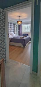 מיטה או מיטות בחדר ב-Holiday Home SLAVIA NEW 408 z widokiem na morze