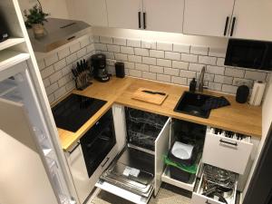 A cozinha ou kitchenette de Ferienwohnung "Apartment Paul" Eppelborn - Stilvolles Apartment mit Terrasse, Parkplatz & zentrale Lage