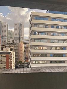 uitzicht op een hoog gebouw in een stad bij Studio Moderno e Aconchegante in Curitiba