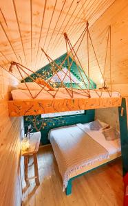 uma cama num quarto com tecto em madeira em Fain em Lunca Bradului