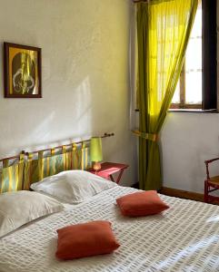 1 dormitorio con 1 cama con 2 almohadas en Maison Sainte Barbe, en Autun