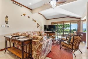 ein Wohnzimmer mit einem Sofa und einem Tisch in der Unterkunft Sun, Beach, Golf Romantic Getaway! A Safe Place in Kahana