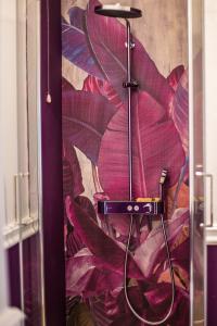 ローマにあるHold Rome - Luxury Suitesの紫の壁のバスルーム(シャワー付)