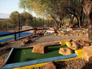 plac zabaw z kamieniami i basen z wodą w parku w obiekcie Mabalingwe Elephant Lodge 256A w mieście Moheme