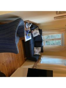 um pequeno quarto com um sofá e uma janela em Lausitzstube em Kurort Altenberg