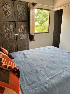 Ένα ή περισσότερα κρεβάτια σε δωμάτιο στο Casa Rosada (3 suítes)