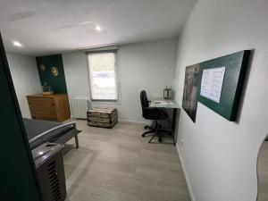 TV a/nebo společenská místnost v ubytování Chambres d'hôtes à la forge du Coglais