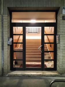 una porta per una stanza con le scale dietro di essa di NoLo Bay Apartment a Milano