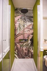 een douche in een badkamer met groene muren bij Hold Rome - Luxury Suites in Rome