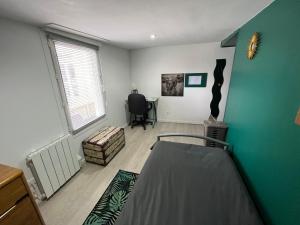 sypialnia z łóżkiem i zieloną ścianą w obiekcie Chambres d'hôtes à la forge du Coglais w mieście La Selle-en-Coglès