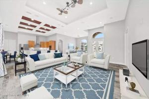een woonkamer met witte meubels en een blauw tapijt bij Luxury Spanish-style vacation home! 