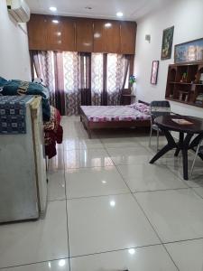 sala de estar con sofá y mesa en Chandigarh home en Chandigarh
