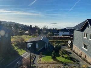 una vista aerea di una casa in un villaggio di Ferienwohnungen Fertsch a Sonneberg