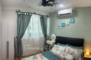 een slaapkamer met een bed en een raam bij Teratak Al-Kautsar Homestay in Kuching