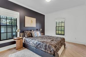 1 dormitorio con 1 cama y 2 ventanas en Victoria Mill Buckhead en Atlanta