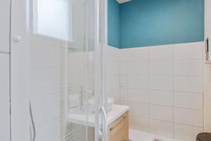 Kúpeľňa v ubytovaní SERENITE - Appartement climatisé au calme - WIFI