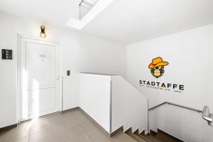 Um certificado, prêmio, placa ou outro documento exibido em Stadtaffe - Chic Hostel VIE