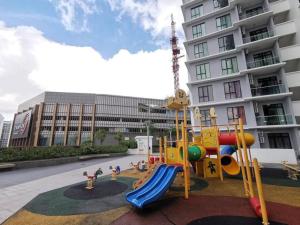 einen Spielplatz vor einem Apartmenthaus in der Unterkunft B2014 Platino 4Bedroom Netflix Paradigm Mall STAY in Johor Bahru