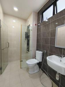 ein Bad mit einem WC, einer Dusche und einem Waschbecken in der Unterkunft B2014 Platino 4Bedroom Netflix Paradigm Mall STAY in Johor Bahru