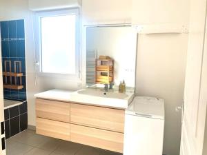 uma casa de banho com um lavatório e uma janela em Marseille 60 m2 terrasse et parking em Marselha