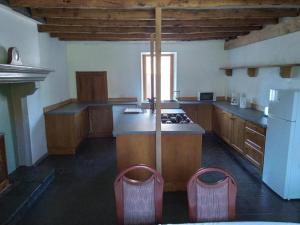 Arrènes的住宿－Chambre d'hôtes de puy faucher，一间带炉灶和冰箱的大厨房