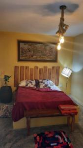 1 dormitorio con 1 cama con cabecero de madera en Sítio Vale da Serra en Maranguape