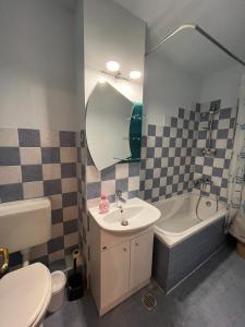 y baño con lavabo, bañera y aseo. en JAD - Family Apartments - Zorilor en Braşov