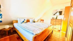 1 dormitorio con cama de madera en una habitación en Küstenliebe en Norden