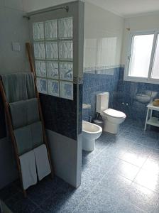 ein Bad mit einem WC, einer Dusche und einem Waschbecken in der Unterkunft Santo Cristo Apartments in Ponta Delgada